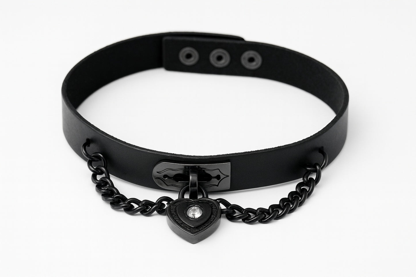 Svart choker med kedja och hjärthänge