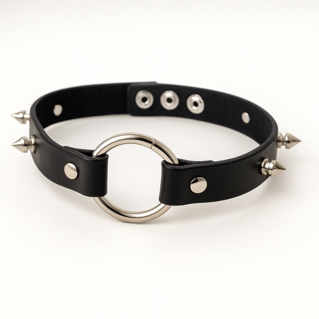 Svart choker med metallring och nitar