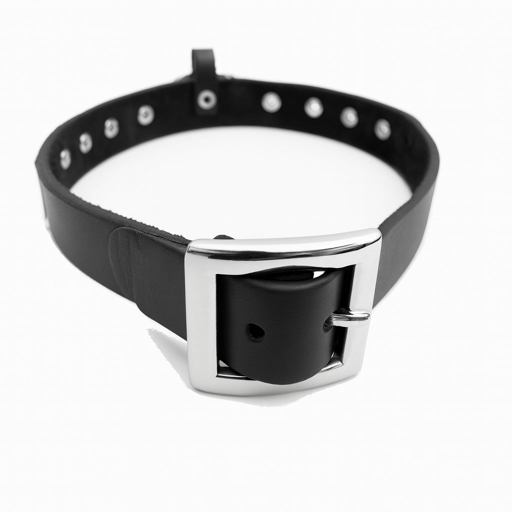 Svart choker med fyrkantnitar och metallring