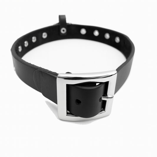Svart choker med fyrkantnitar och metallring