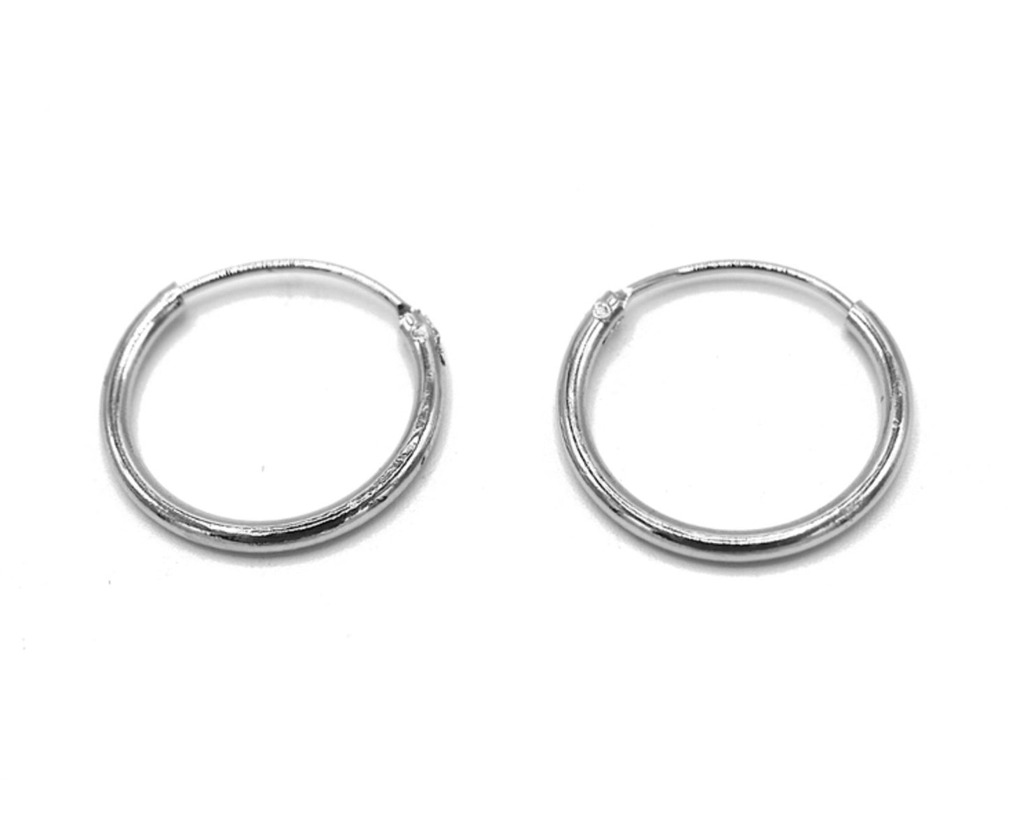 Silverfärgade ringörhängen