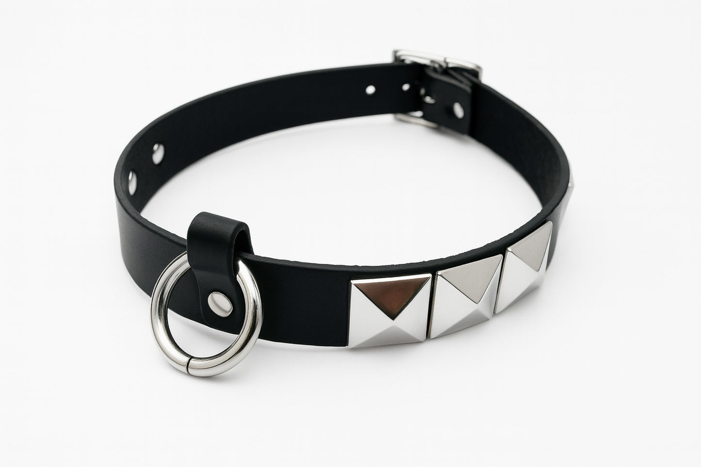Svart choker med fyrkantnitar och metallring