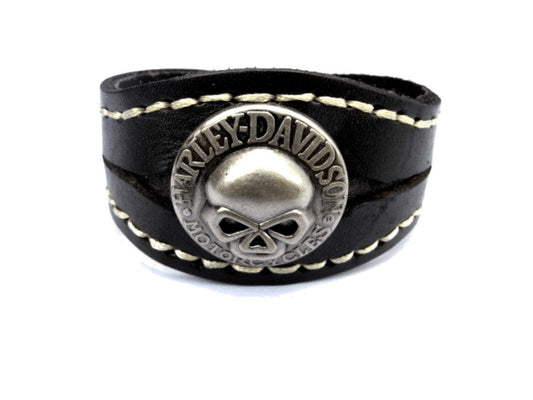 Svart läderarmband med döskalle