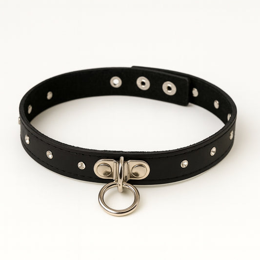 Svart choker med strassdetaljer och metallring