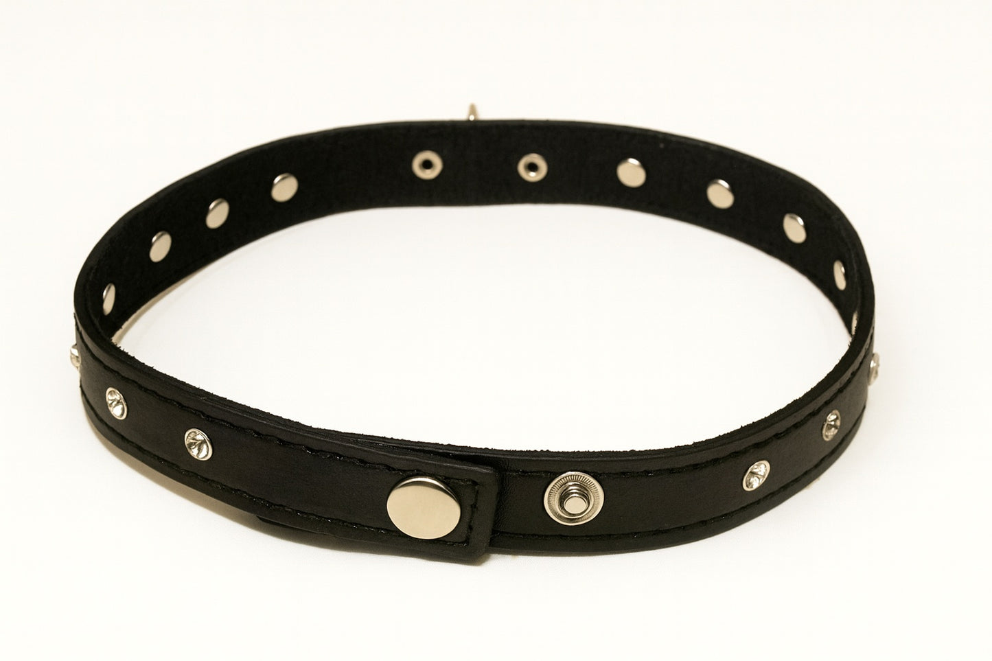 Svart choker med strassdetaljer och metallring
